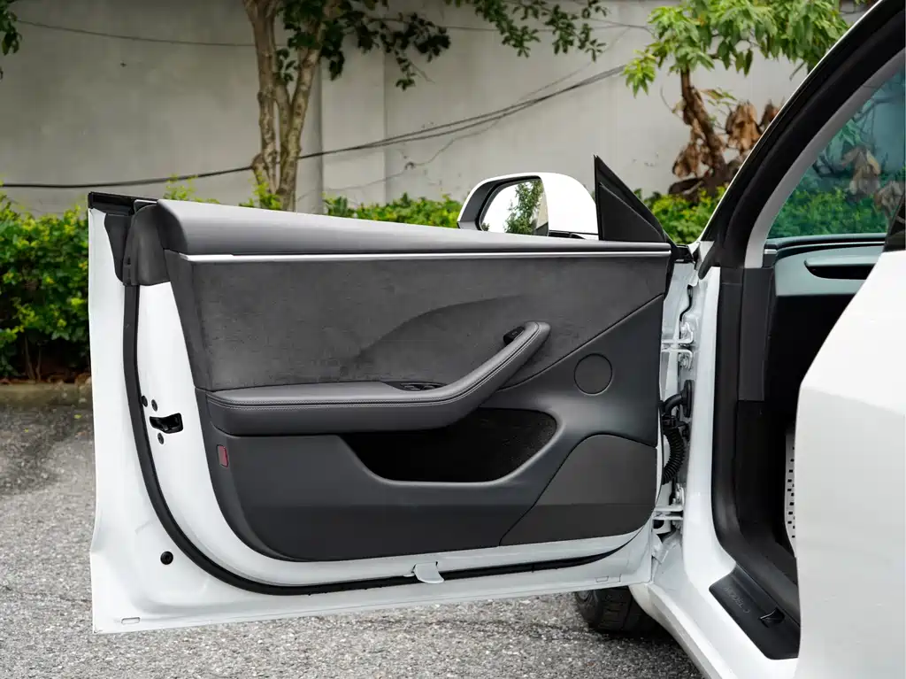 Tesla Model 3 — миниатюра 10