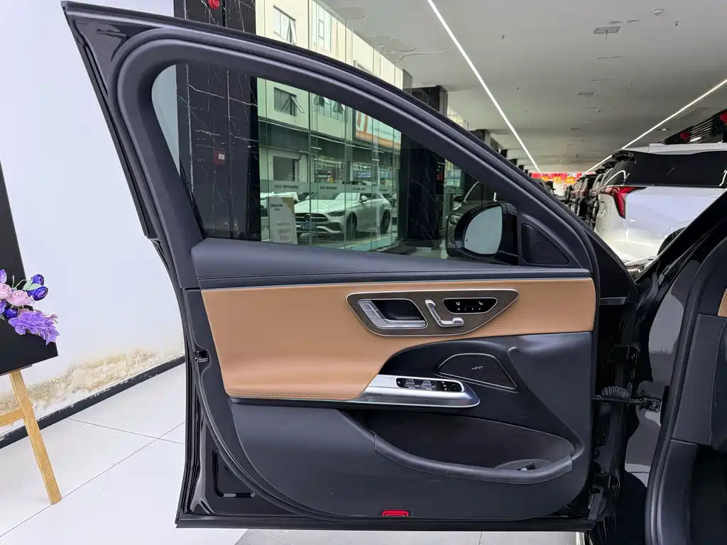 Mercedes-Benz E-Class — миниатюра 8