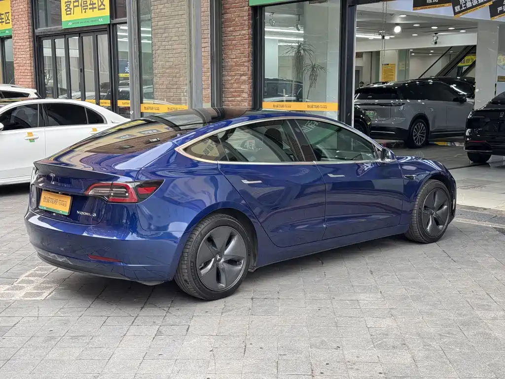 Tesla Model 3 — миниатюра 7