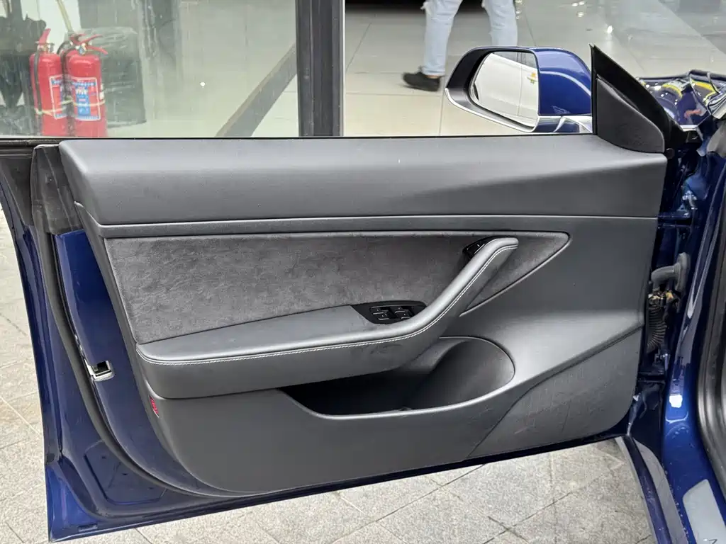Tesla Model 3 — миниатюра 15