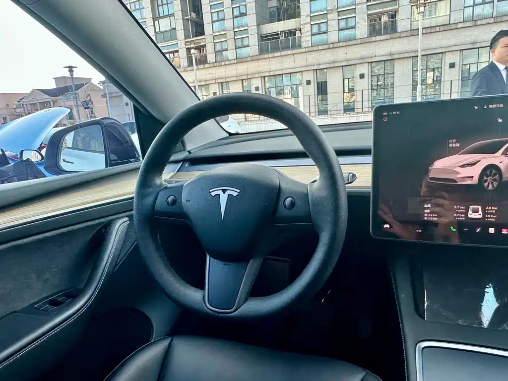 TESLA MODEL Y