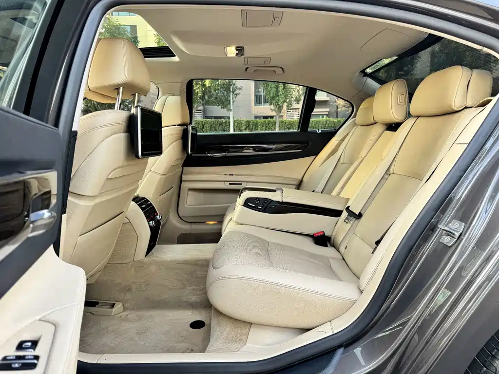 BMW 7 Series — миниатюра 28