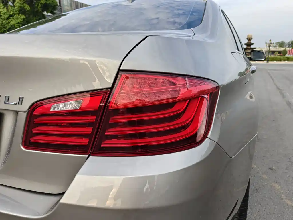 BMW 5 Series — миниатюра 9