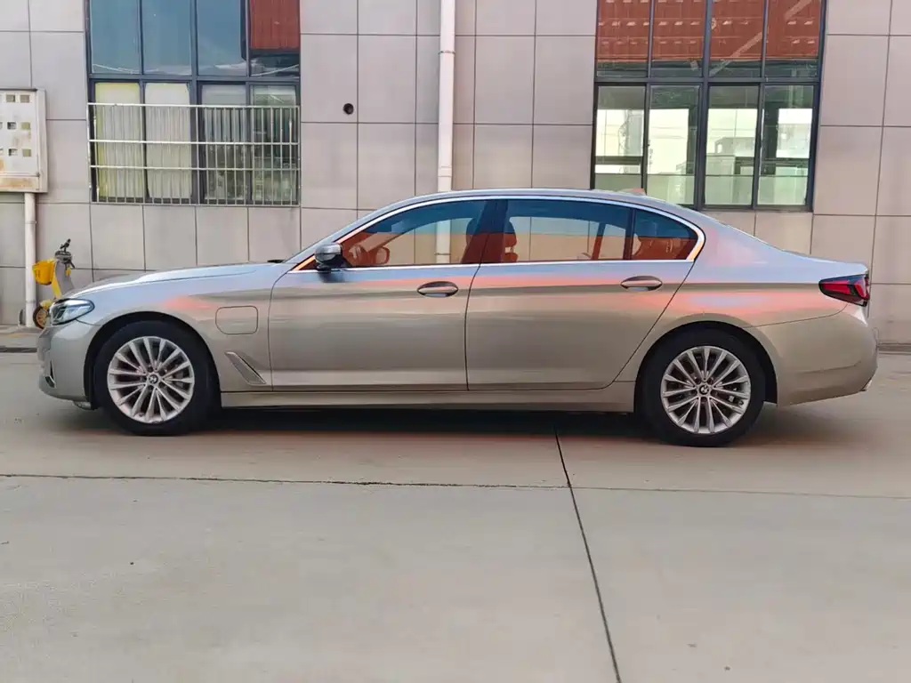 BMW 5 Series New Energy — миниатюра 7