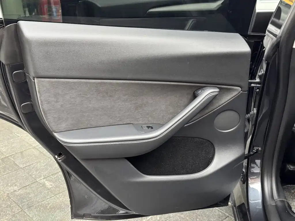 Tesla Model Y — миниатюра 14