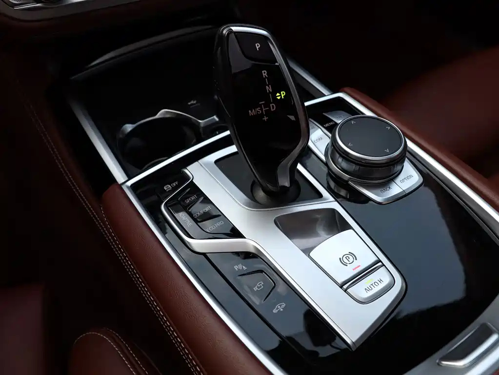 BMW 7 Series — миниатюра 17