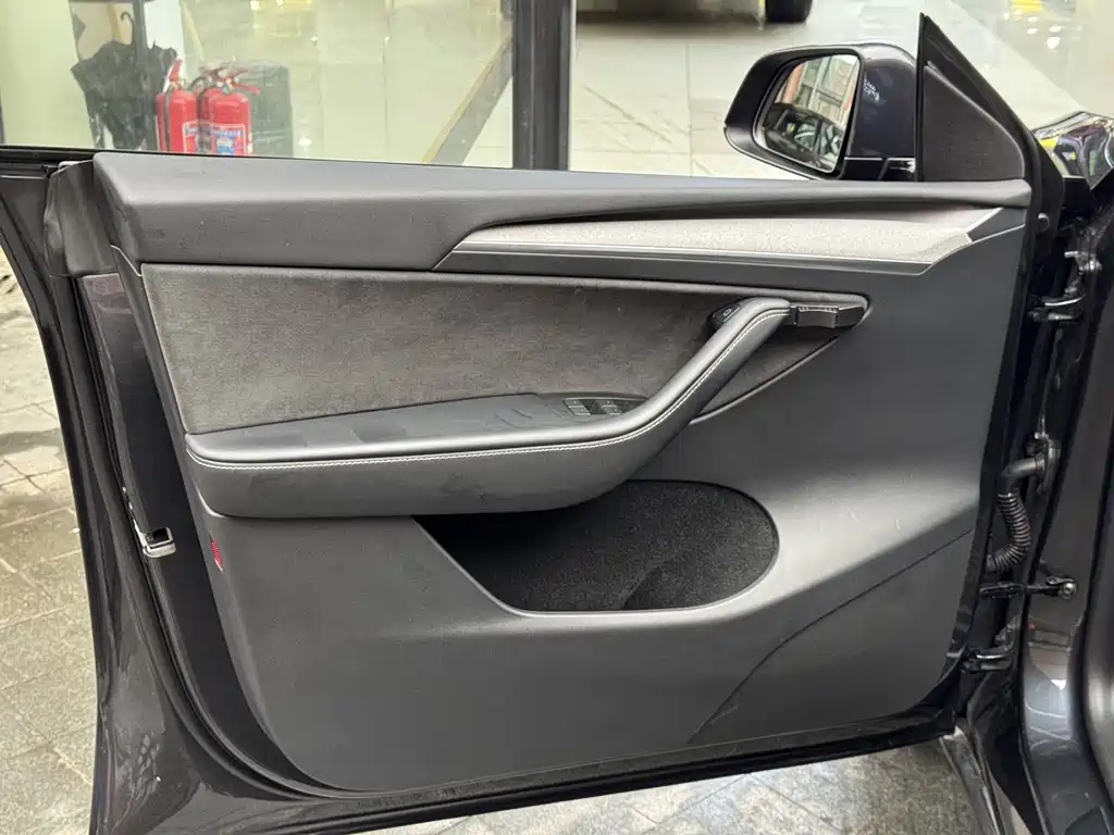 Tesla Model Y — миниатюра 15