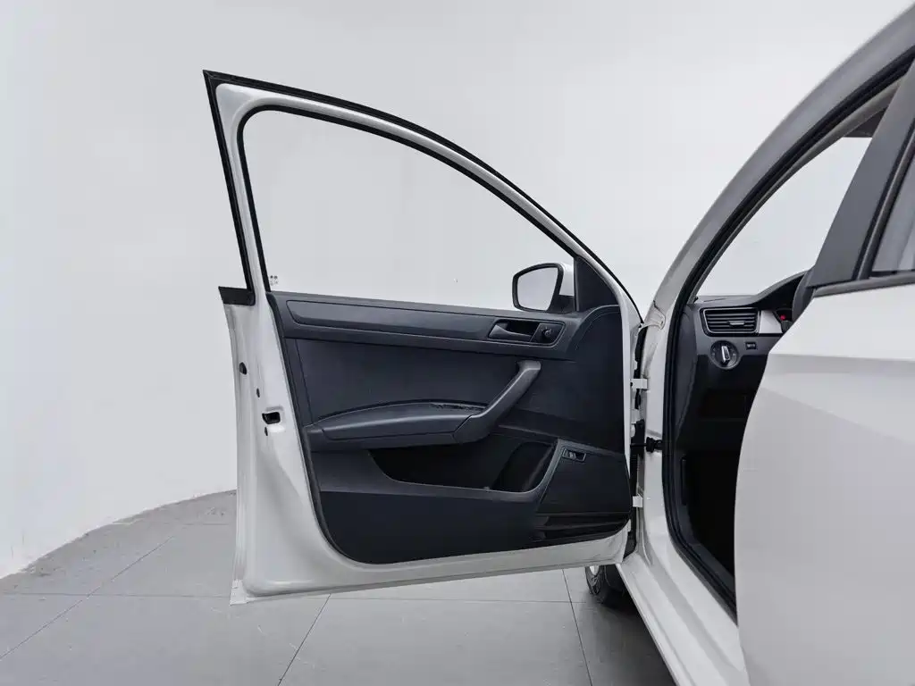 Skoda Rapid — миниатюра 8
