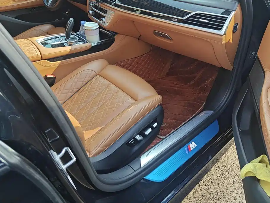 BMW 7 Series — миниатюра 8