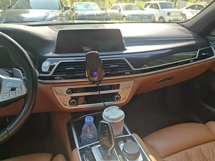 BMW 7 Series — миниатюра 13