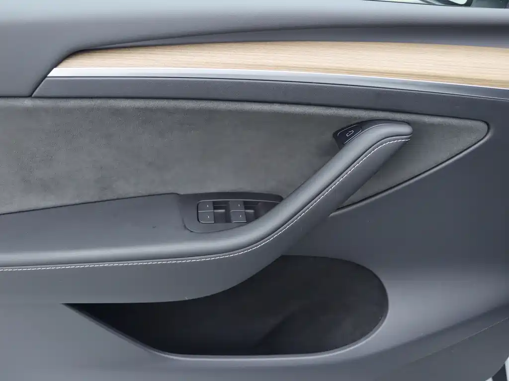 Tesla Model Y — миниатюра 11