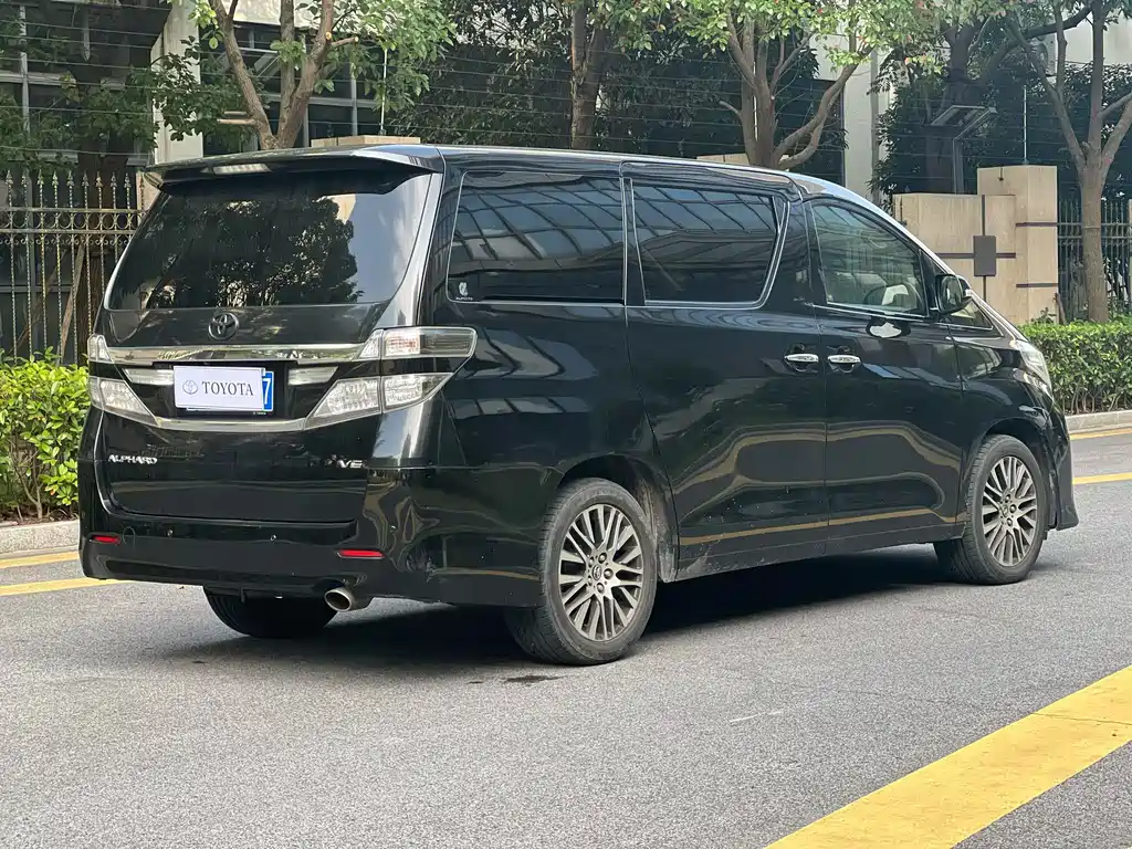 Toyota Alphard — миниатюра 5