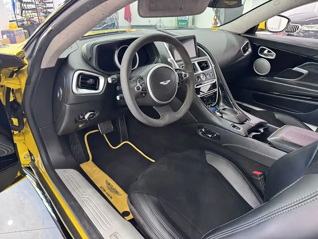 Aston Martin DB11 — миниатюра 6