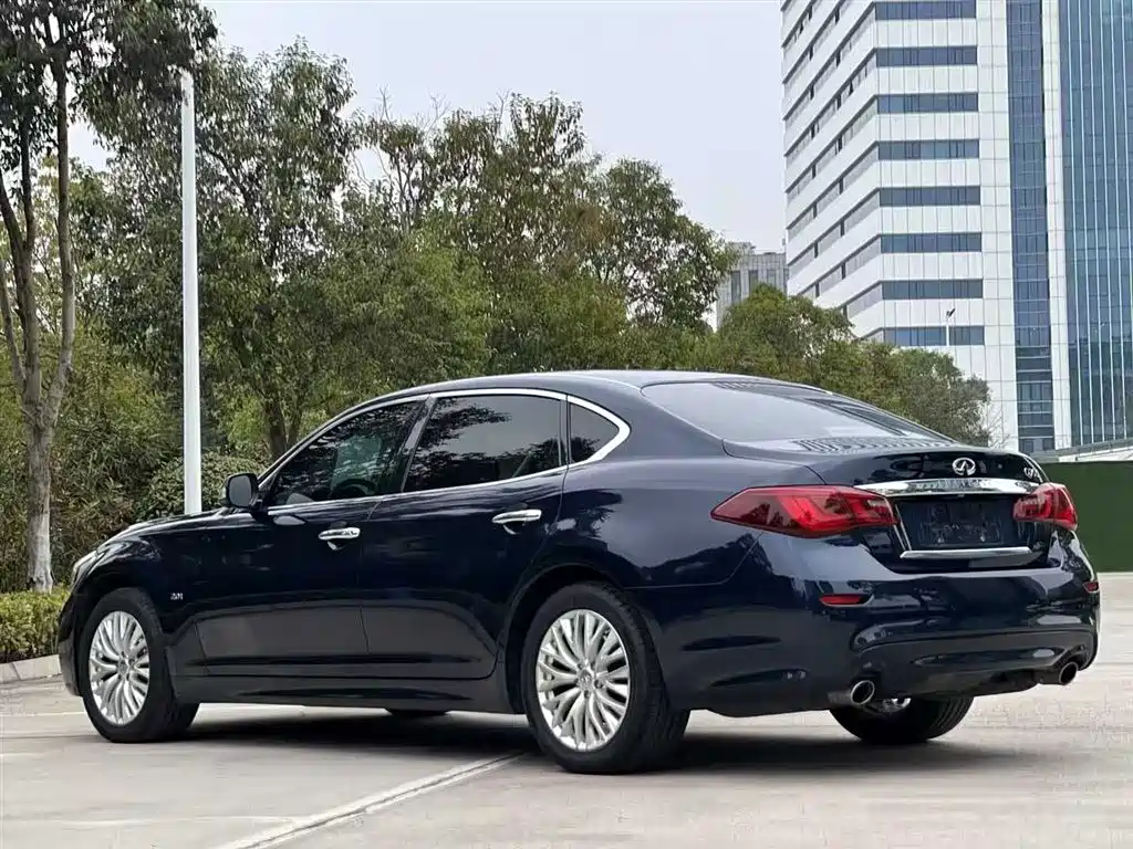 INFINITI Q70
