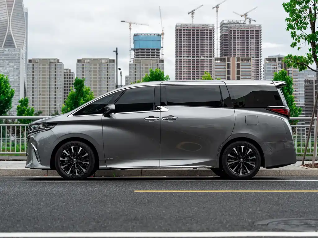 Toyota Alphard — миниатюра 6