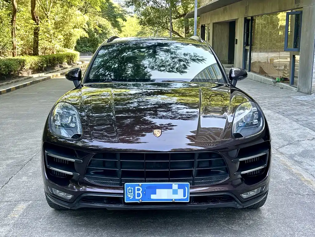 PORSCHE MACAN