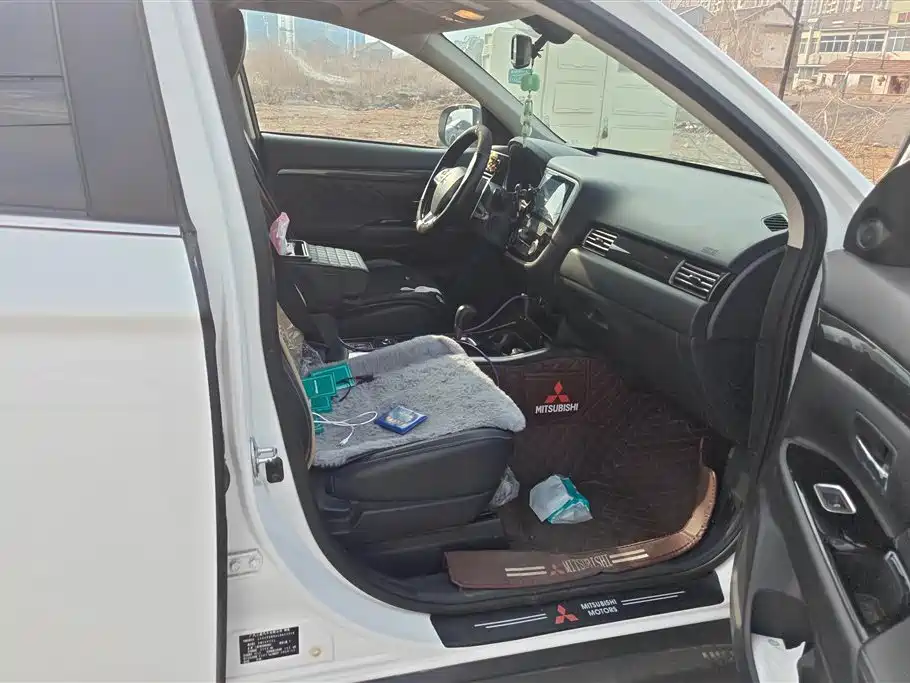 MITSUBISHI OUTLANDER