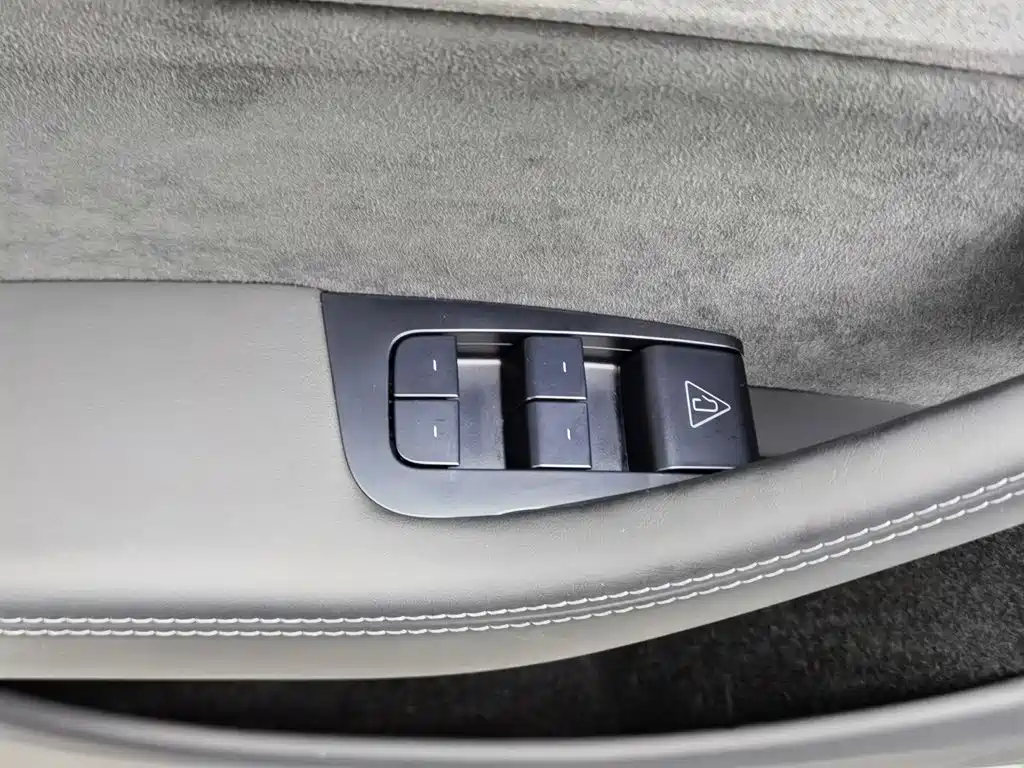 Tesla Model Y — миниатюра 9
