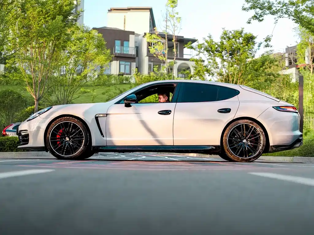 Porsche Panamera 2010 Panamera 4S 4.8L