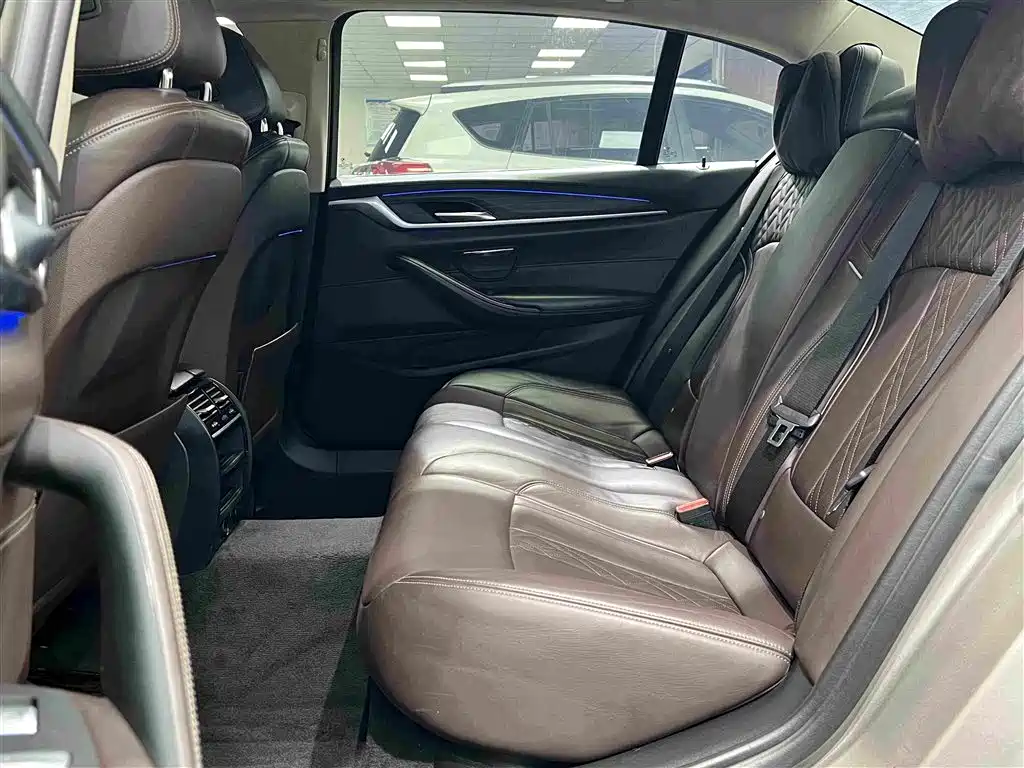 BMW 5 Series — миниатюра 6