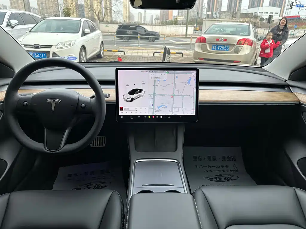 TESLA MODEL 3