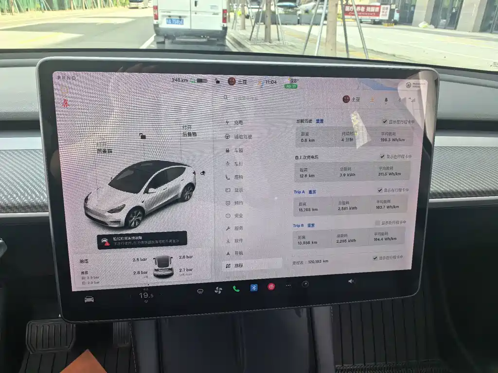 Tesla Model Y — миниатюра 15