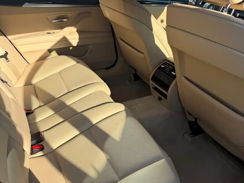 BMW 5 Series — миниатюра 10