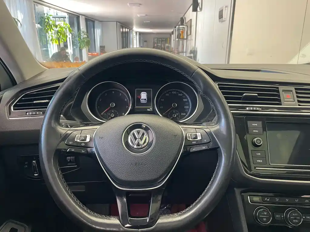 Volkswagen Tiguan L — миниатюра 11