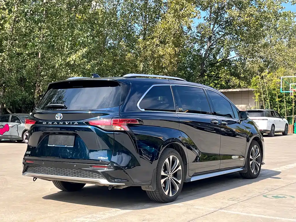 Toyota Granvia — миниатюра 7