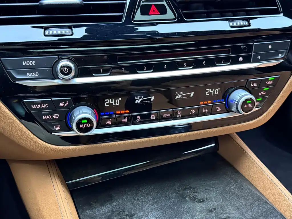 BMW 5 Series — миниатюра 11