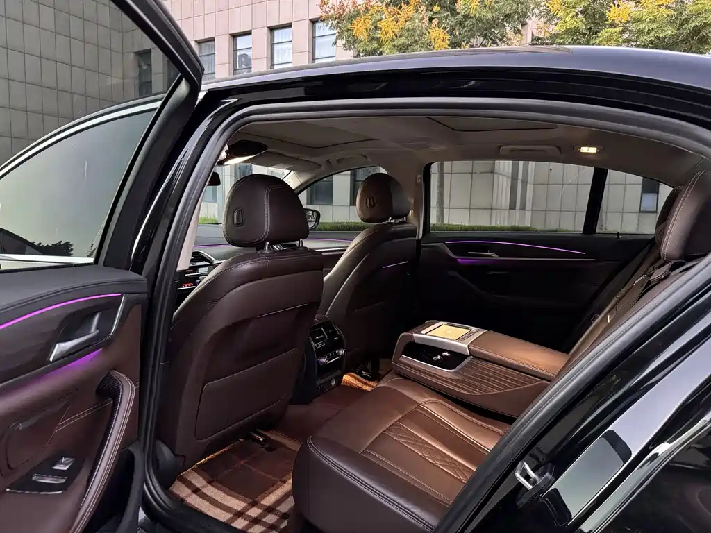 BMW 5 Series New Energy — миниатюра 8