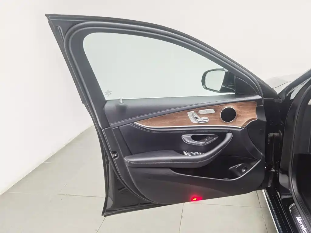Mercedes-Benz E-Class — миниатюра 8