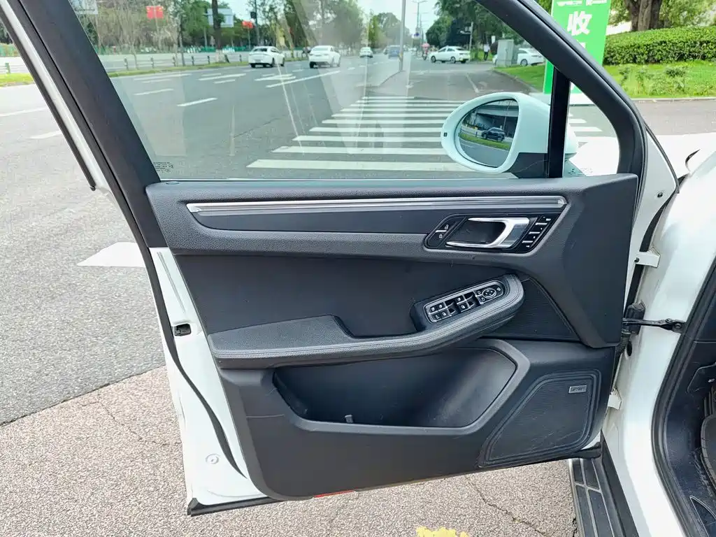 Porsche Macan — миниатюра 6