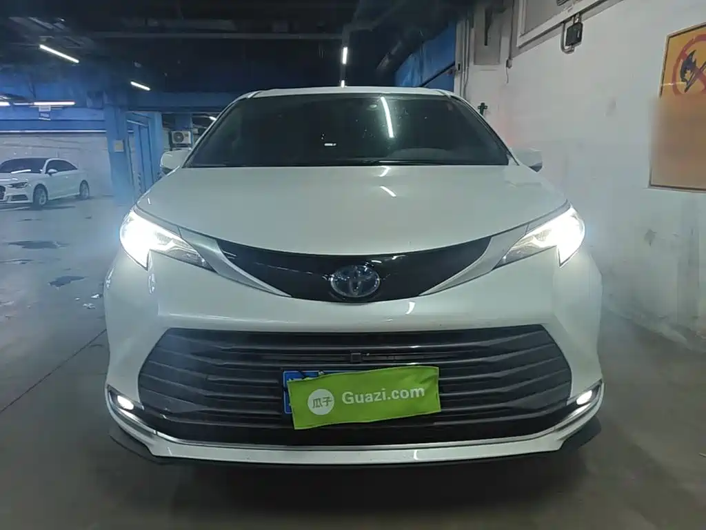 Toyota Sienna — миниатюра 3