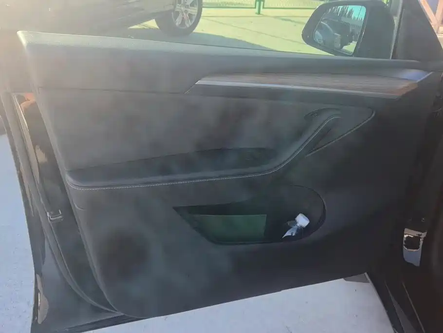 Tesla Model Y — миниатюра 7