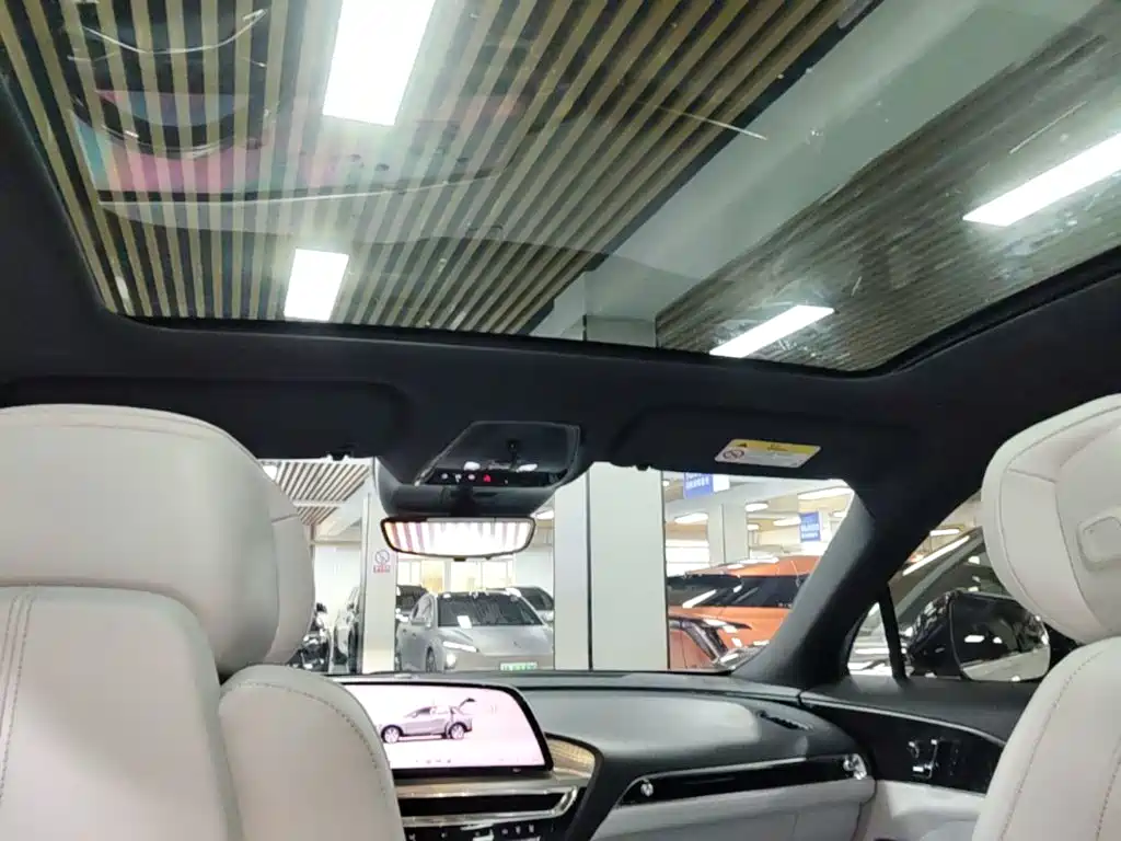 Cadillac Lyriq — миниатюра 18