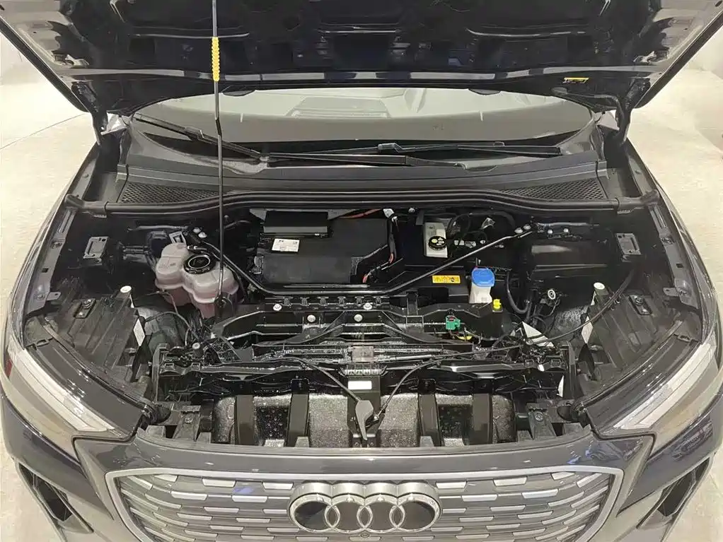 AUDI Q4 E TRON