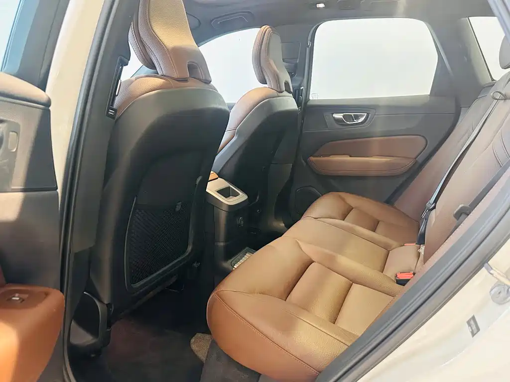 Volvo XC60 PHEV — миниатюра 8