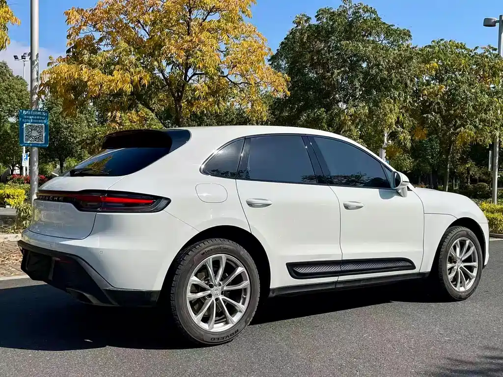 PORSCHE MACAN