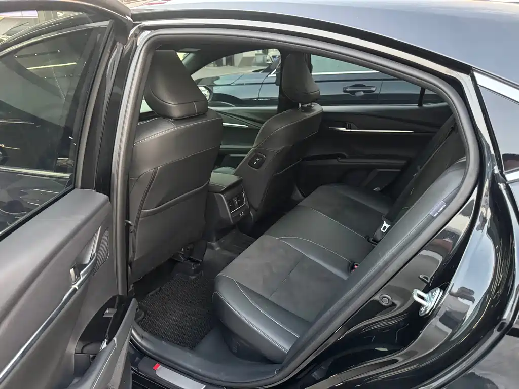 Toyota Camry — миниатюра 5