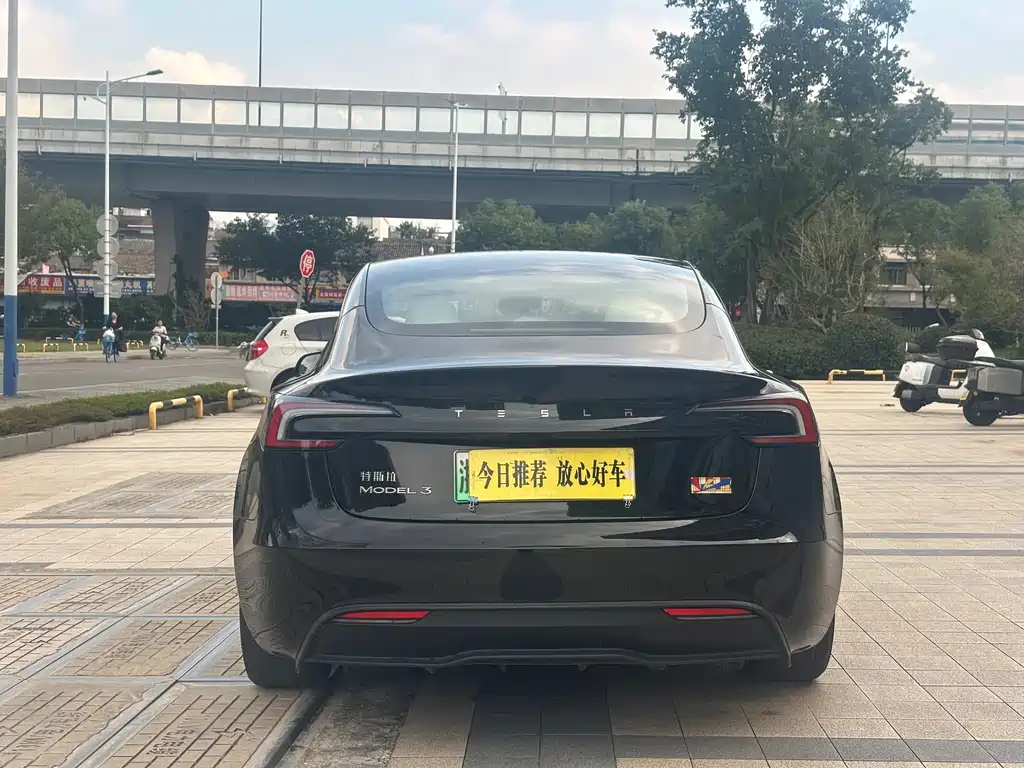 Tesla Model 3 — миниатюра 5