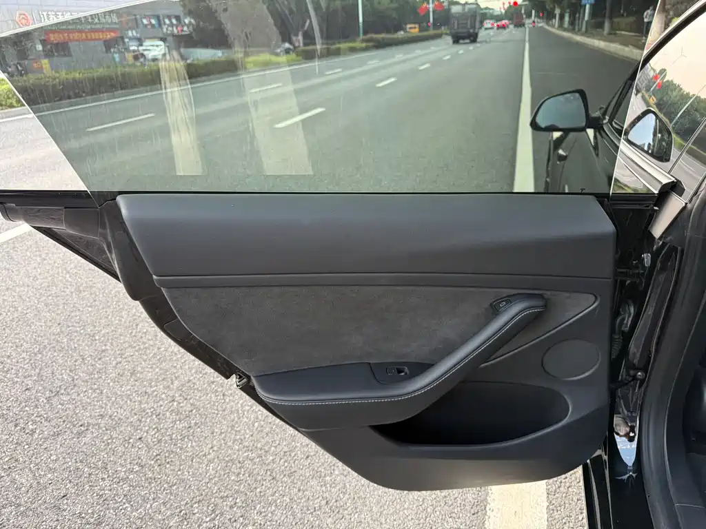 Tesla Model 3 — миниатюра 12