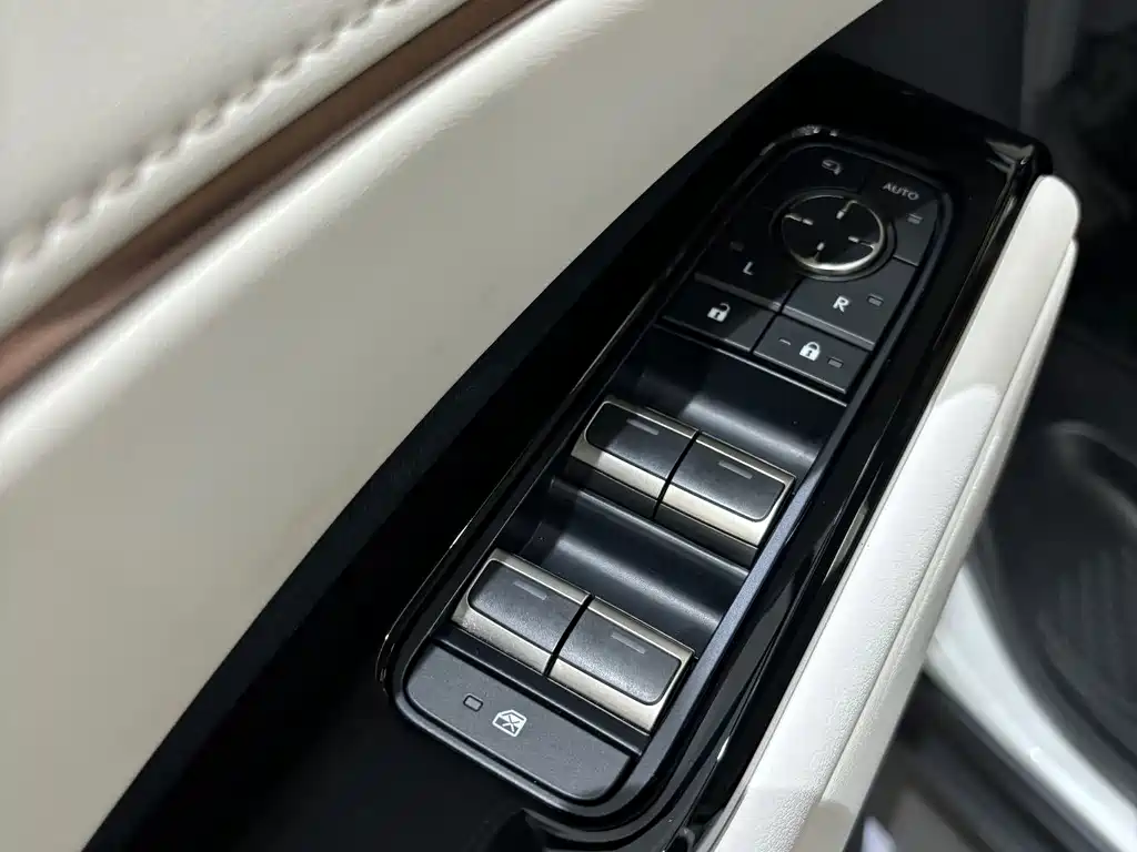 Lexus LM — миниатюра 19