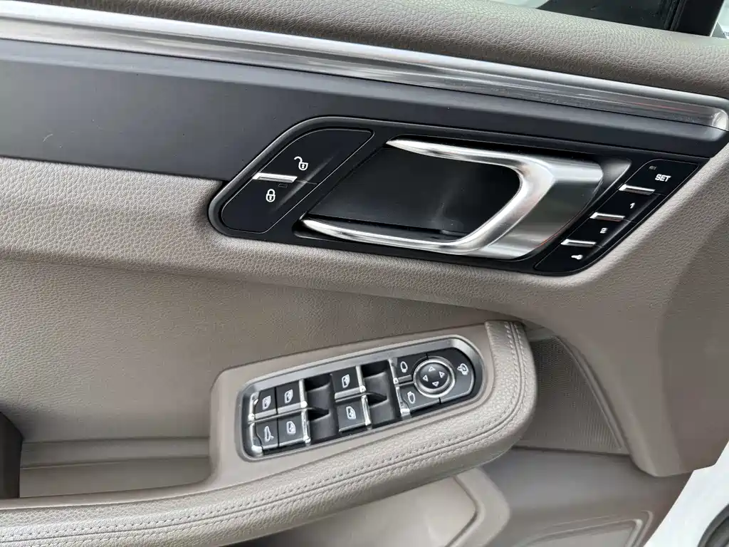 PORSCHE MACAN