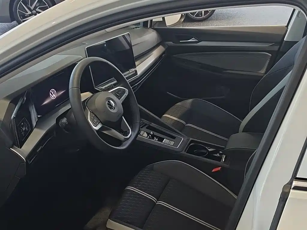 Volkswagen Golf 2026 300TSI Pro