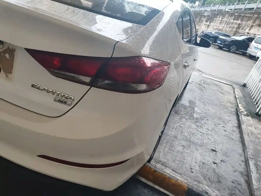 Hyundai Elantra — миниатюра 8