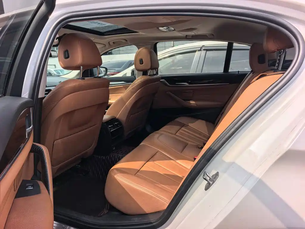 BMW 5 Series — миниатюра 7