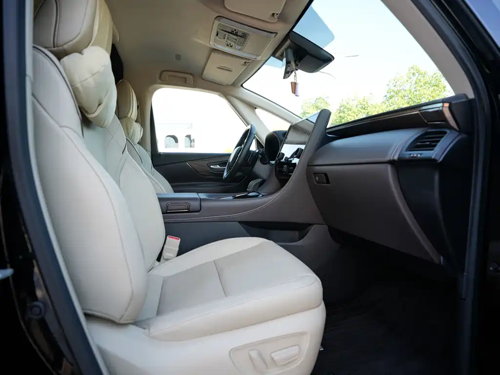 Toyota Alphard — миниатюра 5