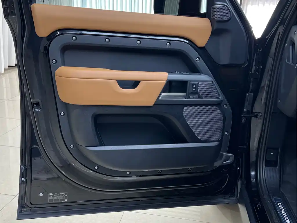 Land Rover Defender — миниатюра 8