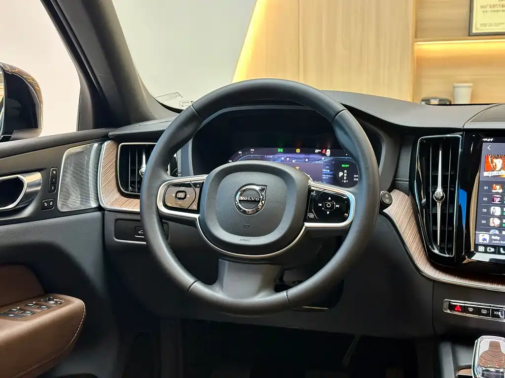 Volvo XC60 2025 Luxury
